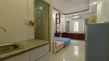 Habitación doble superior, vista a la ciudad | Escritorio, tabla de planchar con plancha y wifi gratis