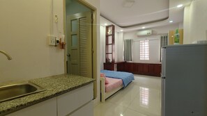 Desk, iron/ironing board, free WiFi - D Home 2 (Nguyen Cu Trinh)