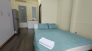 Chambre Deluxe double, balcon, vue sur la ville | Bureau, fer et planche à repasser, accès au Wi-Fi (inclus)