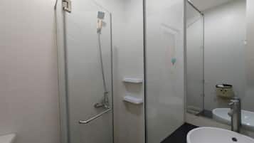 Estudio familiar, patio | Baño | Regadera, amenidades de baño gratuitas, secadora de cabello, pantuflas