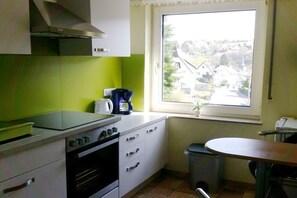 Køleskab, mikrobølgeovn, ovn, kogeplade