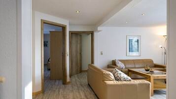 Una Smart TV, libros, un reproductor estéreo