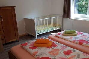 9 Schlafzimmer, Bügeleisen/Bügelbrett, Reisekinderbett, kostenloses WLAN