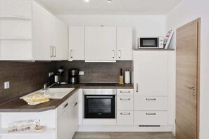 Køleskab, mikrobølgeovn, ovn, kogeplade