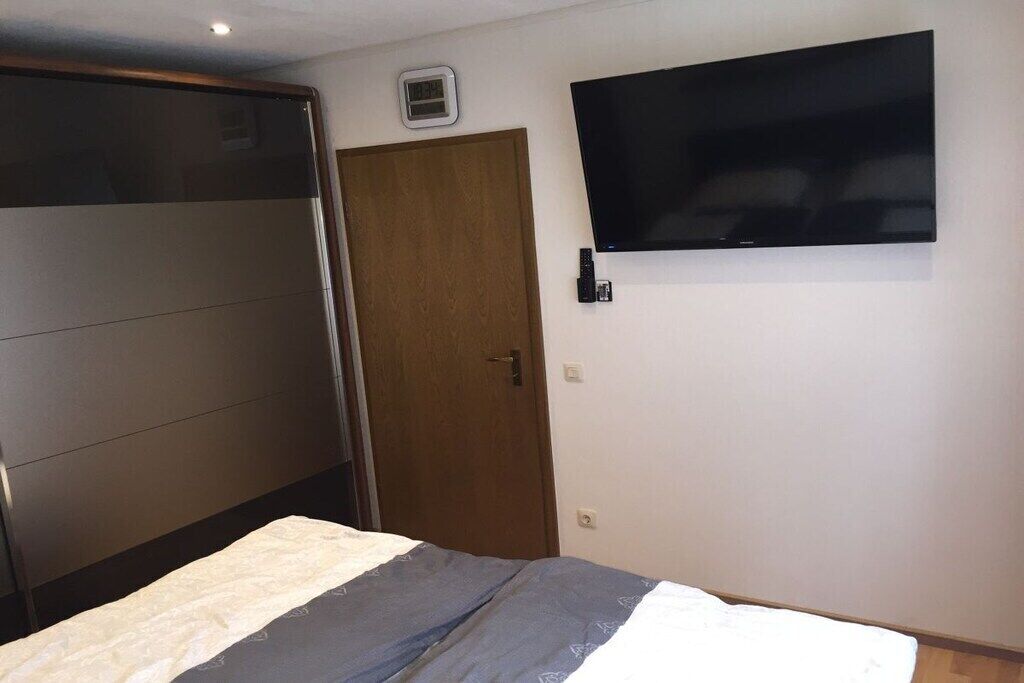 1 habitación, tabla de planchar con plancha, wifi gratis y ropa de cama 