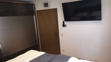 1 habitación, tabla de planchar con plancha, wifi gratis y ropa de cama