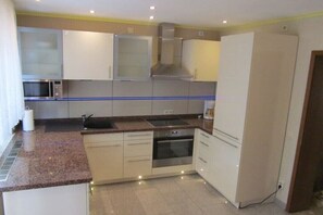 K�ühlschrank, Mikrowelle, Ofen, Herdplatte