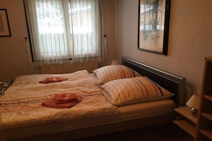 2 chambres, fer et planche à repasser, Wi-Fi gratuit, draps fournis