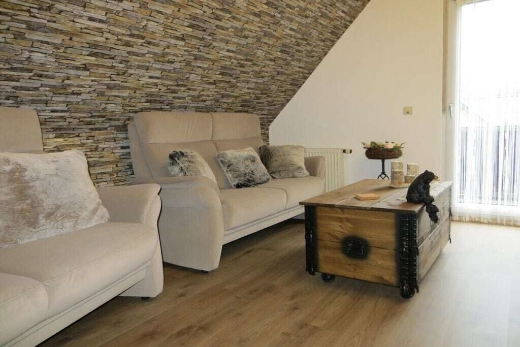 Smart-TV, peis, bøker og stereoanlegg