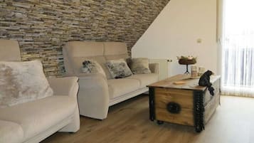 Televisor intel·ligent, llar de foc, llibres i estèreo