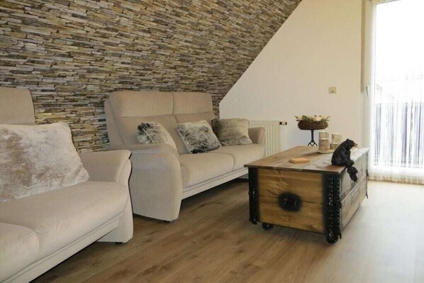 Smart-TV, Kamin, Bücher, Stereoanlage