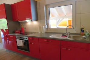 Een koelkast, een magnetron, een oven, een kookplaat