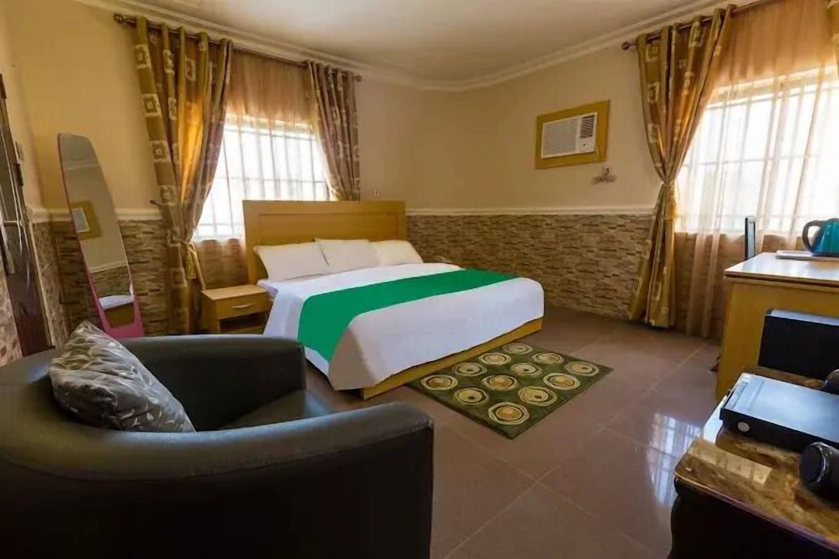 Departamento familiar, balcón, vista a la ciudad | Escritorio, espacio para trabajar con laptop y cortinas blackout 