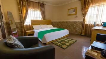 Departamento familiar, balcón, vista a la ciudad | Escritorio, espacio para trabajar con laptop y cortinas blackout