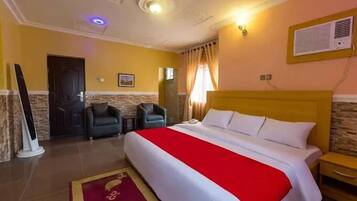 Departamento familiar, balcón, vista a la ciudad | Escritorio, espacio para trabajar con laptop y cortinas blackout