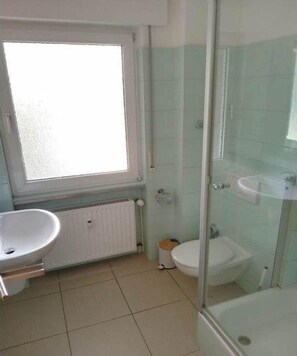 Dusche, Haartrockner, Handtücher