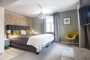 3 bedrooms, desk, iron/ironing board, free WiFi