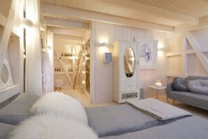 6 Schlafzimmer, Schreibtisch, Bügeleisen/Bügelbrett, Reisekinderbett