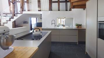 Een koelkast, een magnetron, een oven, een kookplaat