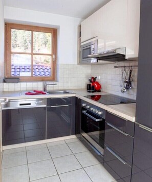 Fridge, oven, stovetop, dishwasher