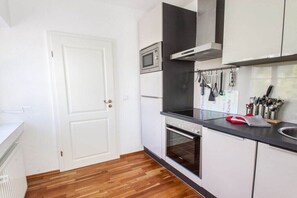 Jääkaappi, uuni, liesi, astianpesukone