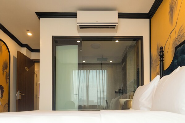 Habitación doble estándar, vista a la ciudad | Tabla de planchar con plancha y wifi gratis 