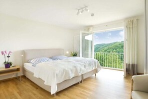 5 bedrooms, iron/ironing board, free WiFi, bed sheets