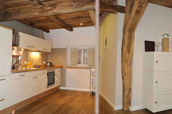 Køleskab, mikrobølgeovn, ovn, kogeplade