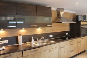 Fridge, oven, stovetop, dishwasher