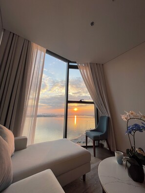 Deluxe Apartment, Balcony, Beach View | Living area