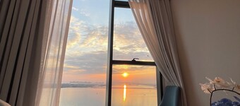 Sea view Àlacarte Ha Long Bay Apartment