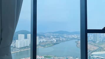 Deluxe appartement, balkon, uitzicht op de stad | Geluiddichte muren, een strijkplank/strijkijzer, gratis wifi