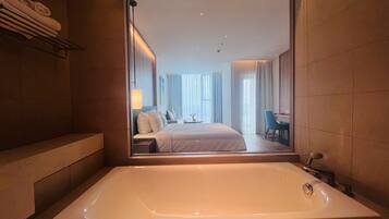 Deluxe Apartment, Balcony, City View | Bathroom