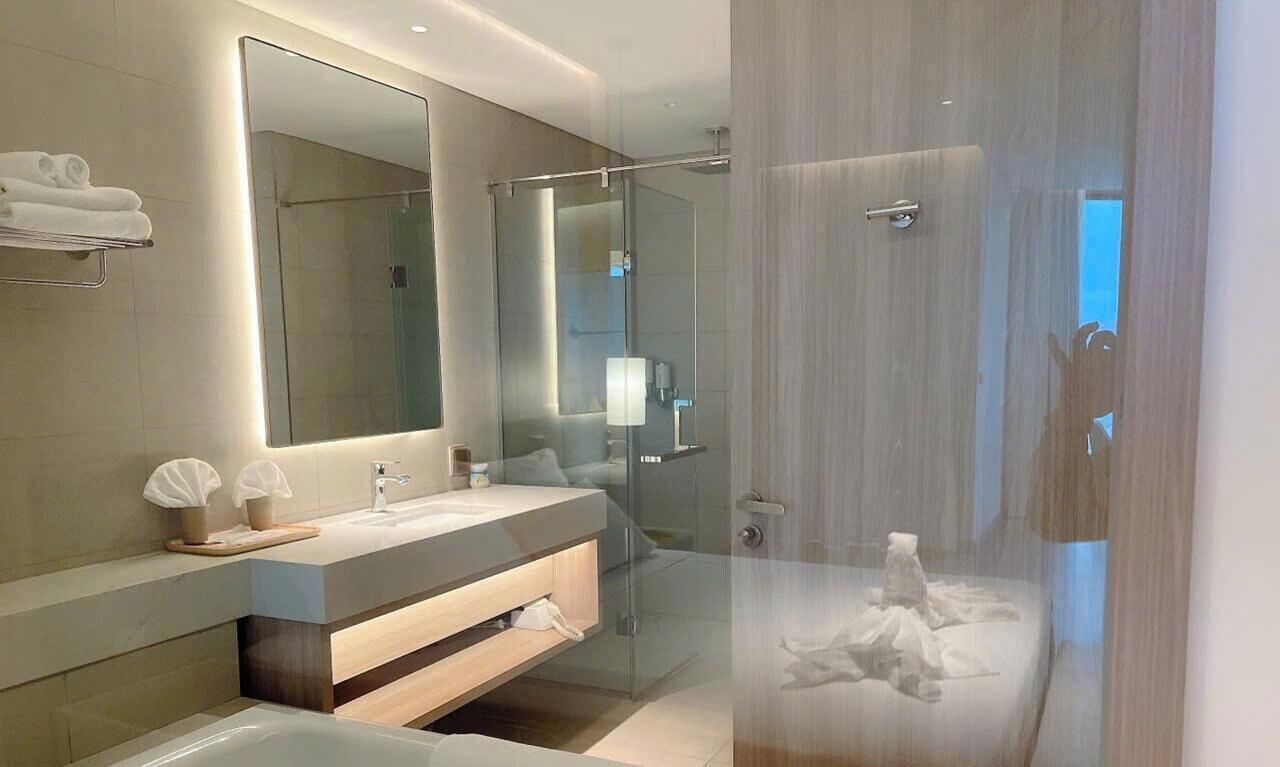 Deluxe-Apartment, Balkon, Stadtblick | Badezimmer | Badewanne und Dusche (separat), kostenlose Toilettenartikel