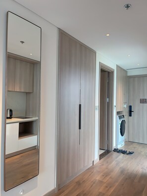 Apartamento Deluxe, balcón, vistas a la ciudad | Sistema de insonorización, tabla de planchar con plancha, wifi gratis
