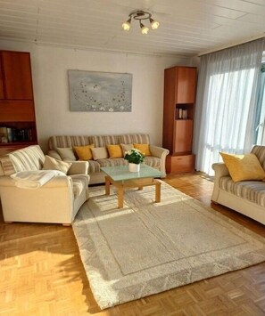 Fernseher, Kamin, DVD-Player