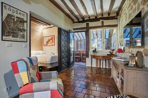 1 habitación, escritorio, tabla de planchar con plancha y cuna de viaje 