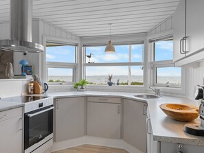 Refrigerador, lavavajillas y utensilios de cocina 