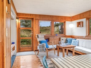 Una televisión, una chimenea