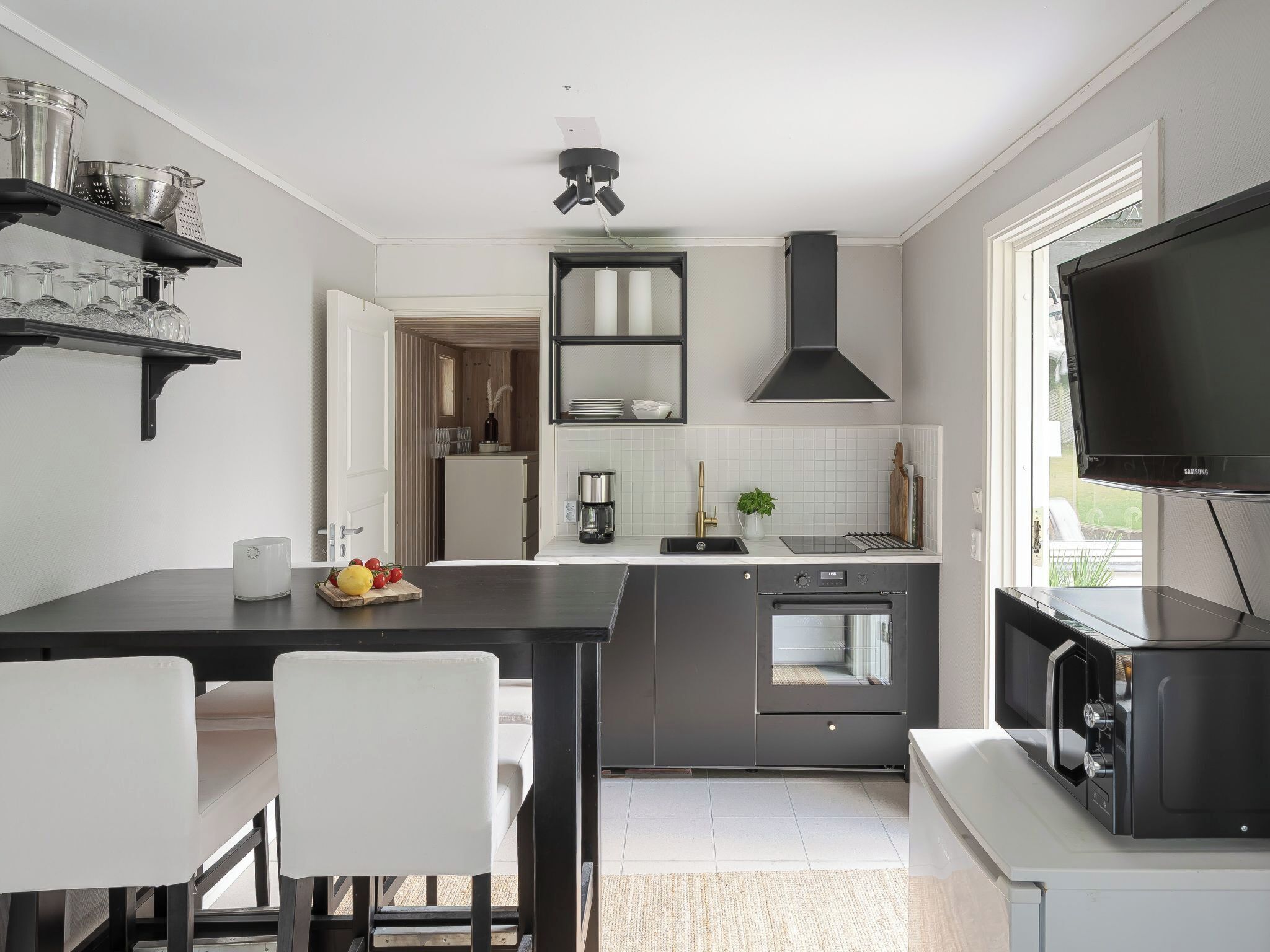 Jääkaappi, mikroaaltouuni, uuni, astianpesukone