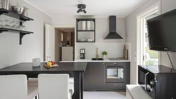 JÀÀkaappi, mikroaaltouuni, uuni, astianpesukone