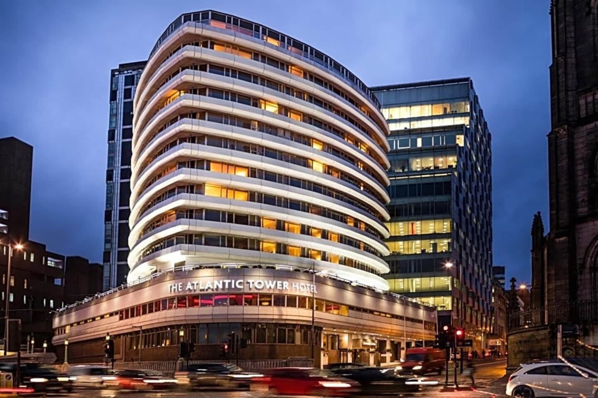 L’hôtel Atlantic Tower se distingue par sa façade incurvée, ses nombreux étages et son entrée imposante.