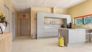 Coffee/tea maker, fridge, microwave, dishwasher - Gorgeous home in Spøttrup with sauna (Spøttrup)