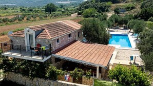 A stone house with a tiled roof, a balcony, and a swimming pool. - Natur Olive House Ston (Ston)