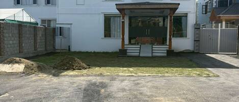 Konaklama yerinin ön cephesi