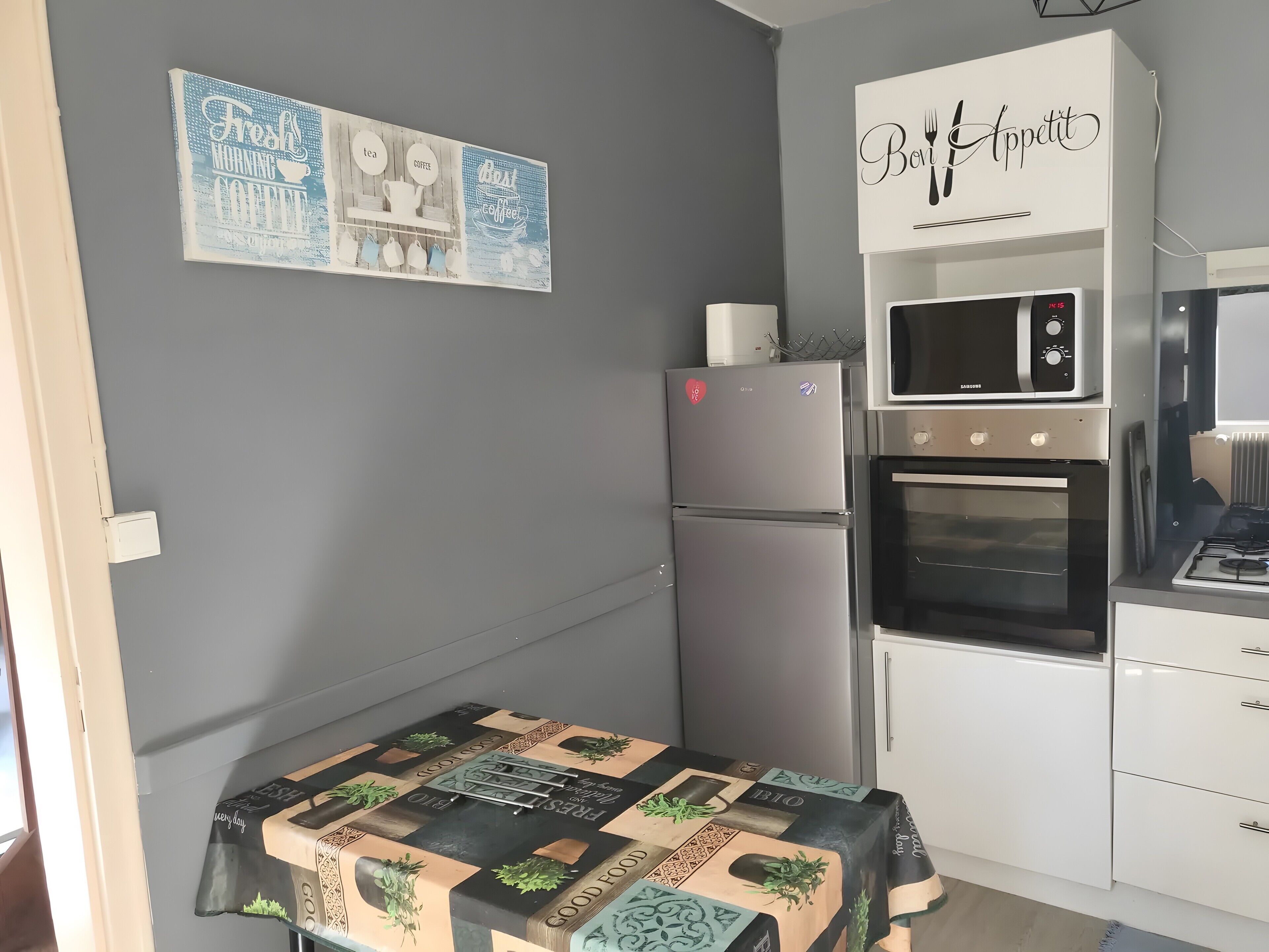 Frigorífic, microones, forn i placa de cuina 