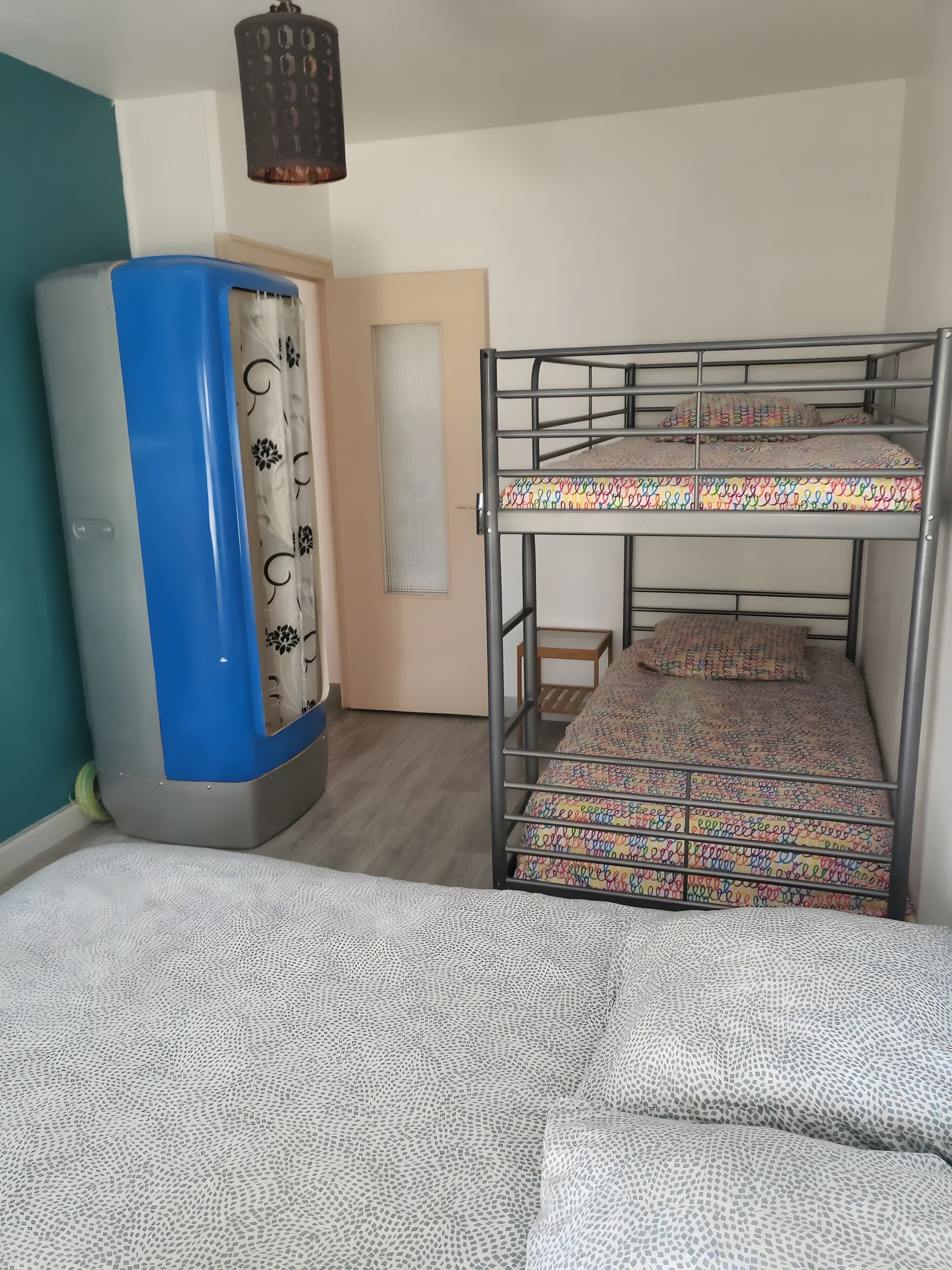 2 habitaciones, escritorio, tabla de planchar con plancha y wifi 