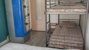 2 habitaciones, escritorio, tabla de planchar con plancha y wifi