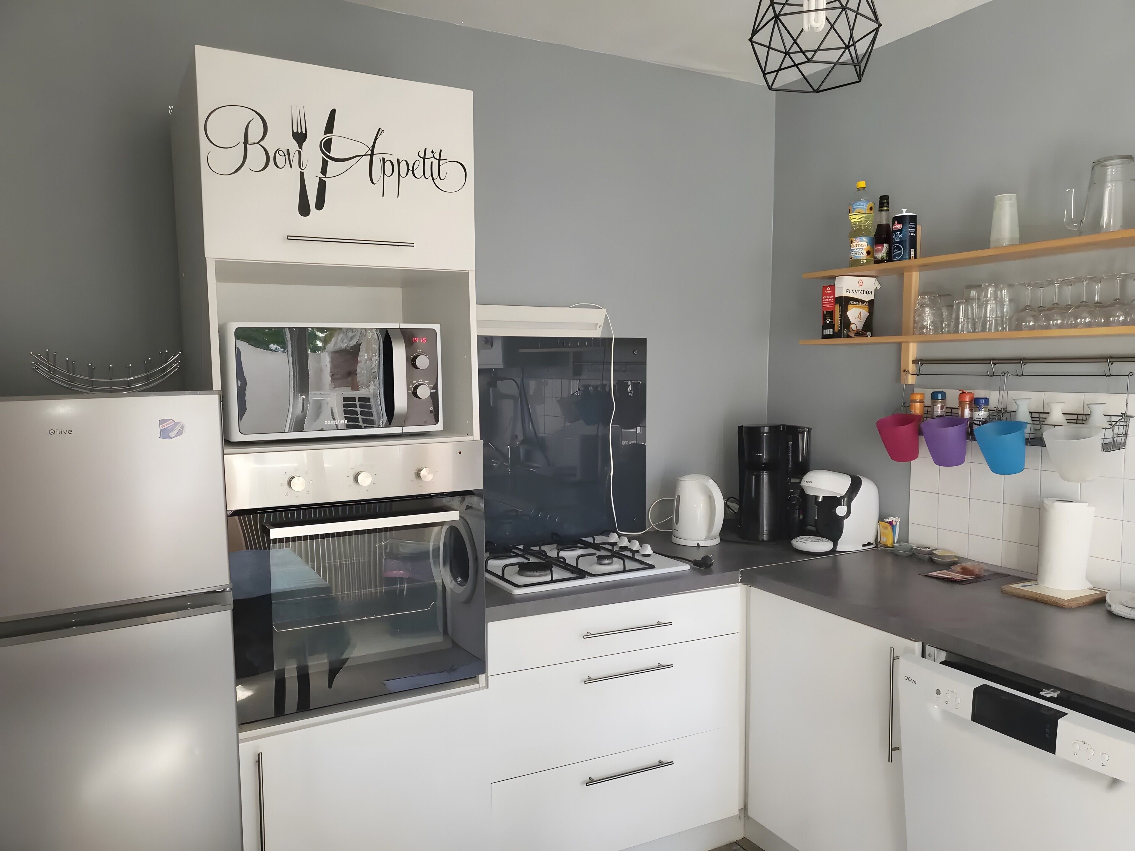 Réfrigérateur, micro-ondes, four, plaque de cuisson