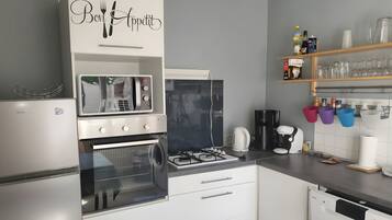 Réfrigérateur, micro-ondes, four, plaque de cuisson